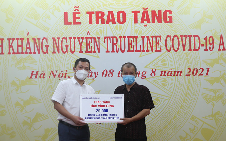 Trao tặng 4 địa phương 100.000 test nhanh kháng nguyên -0