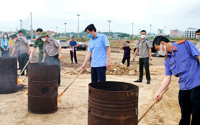 Đại diện Hội đồng tiêu hủy và các cơ quan chức năng tiến hành tiêu hủy số heroin theo quy định. Quảng Ninh tổ chức tiêu hủy 72 bánh heroine -0