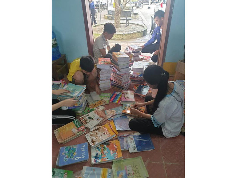 Phân loại sách vở cứu trợ. Thanh Chương nỗ lực khắc phục sau lũ -0