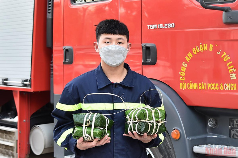 Những người lính đi cùng mùa xuân -0