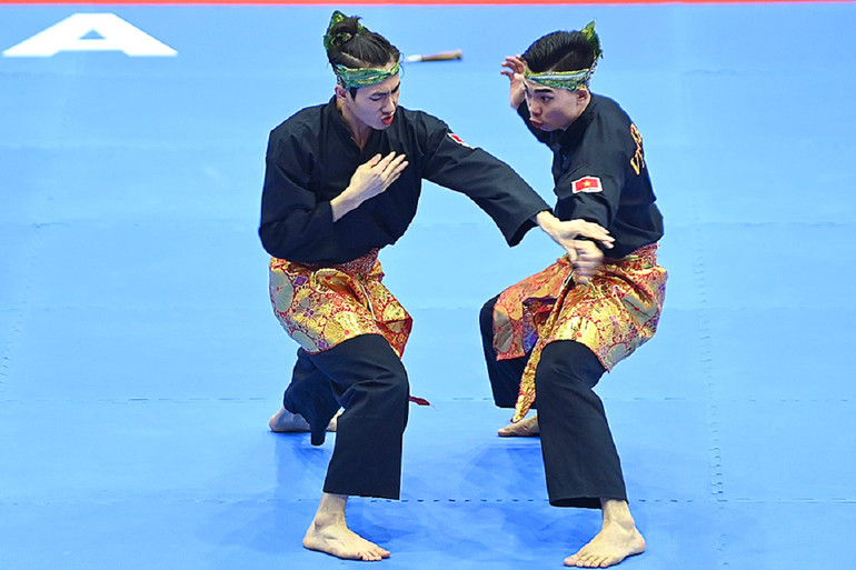Đôi vận động viên Việt Nam Trần Tiến Danh - Lê Hồng Quân tại phần thi vòng loại nội dung đôi nam Ganda. Khởi tranh thi đấu môn Pencak Silat tại SEA Games 31 -0