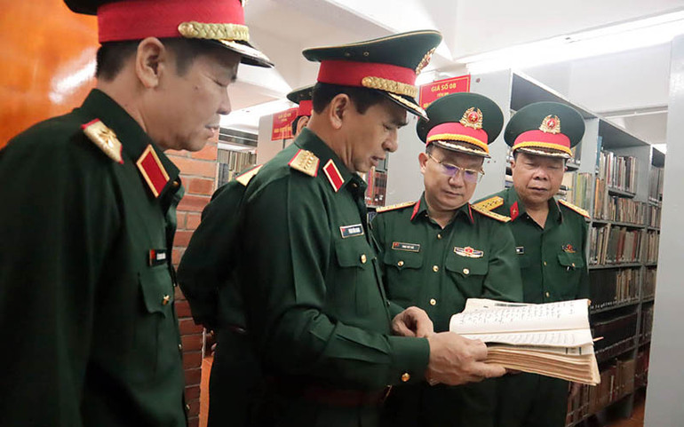 Đại tướng Phan Văn Giang kiểm tra các tài liệu lưu trữ tại thư viện của Học viện Lục quân. Đẩy mạnh chuyển đổi số trong giáo dục-đào tạo và các hoạt động của Học viện Lục quân -0