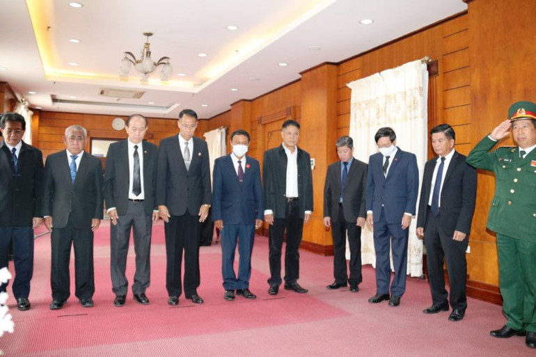 Đoàn đại biểu Tổng hội người Việt Nam tại Lào do ông Nguyễn Duy Trung, Chủ tịch Tổng hội dẫn đầu viếng nguyên Tổng Bí thư Lê Khả Phiêu, sáng 15-8. Mở sổ tang viếng nguyên Tổng Bí thư Lê Khả Phiêu tại Lào -0