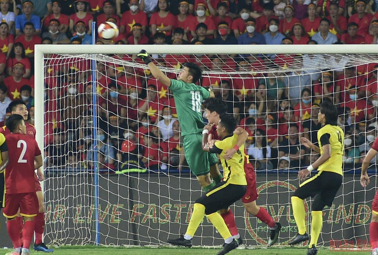 "Những chú hổ Malaya" thi thoảng cũng khiến U23 Việt Nam giật mình, nhưng rất may hàng thủ của đội bóng áo đỏ vẫn chơi khá tập trung ở trận này. (Ảnh: TRẦN HẢI) Những pha bóng hấp dẫn trong chiến thắng bán kết đầy cảm xúc của U23 Việt Nam -0