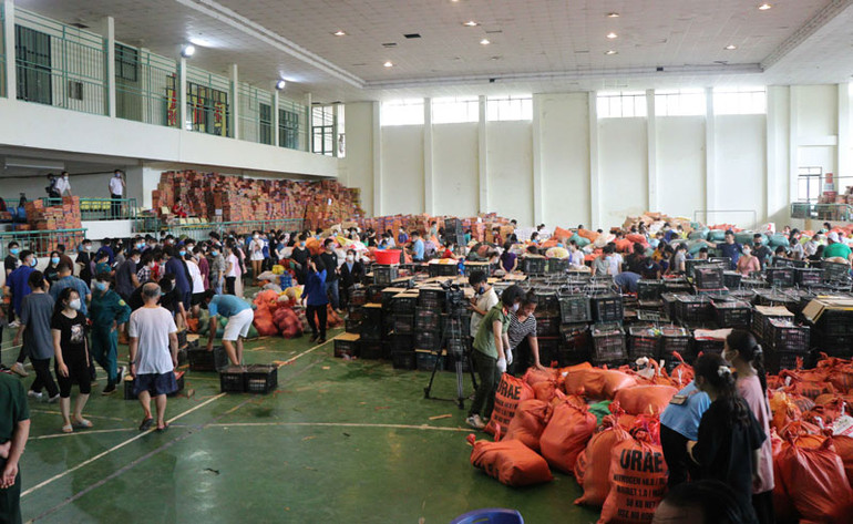 Hàng nghìn người tham gia bốc xếp hàng hóa hỗ trợ miền nam -0