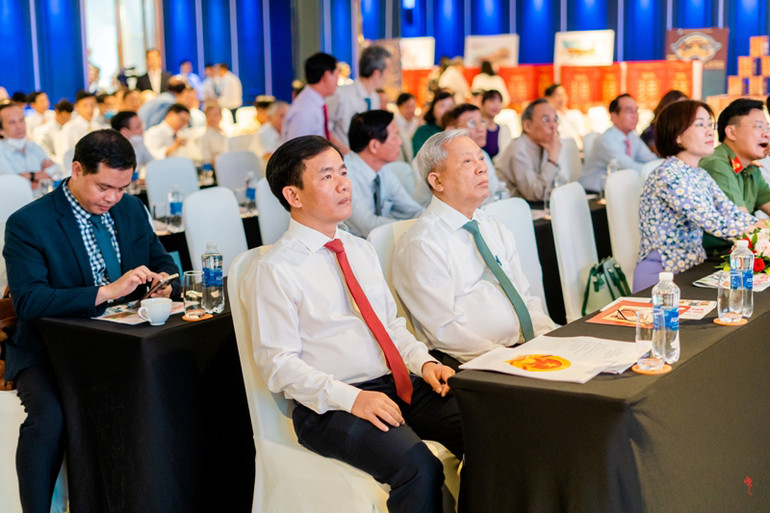 Nguyên lãnh đạo Đảng, Nhà nước cùng lãnh đạo tỉnh và các ban, ngành tham dự. 40 năm phục hưng di sản văn hóa cố đô Huế -0