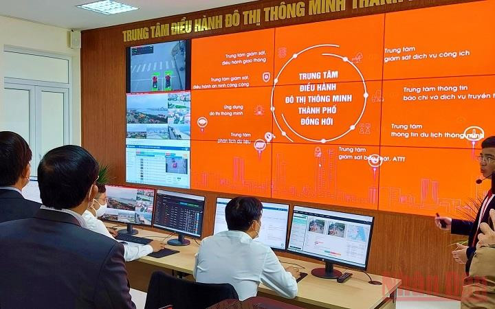 Các đại biểu tham quan Trung tâm. Khai trương Trung tâm giám sát điều hành đô thị thông minh thành phố Đồng Hới -0