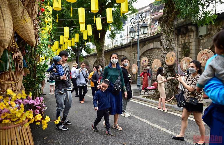 Hà Nội “thay áo mới” rực rỡ đón Xuân Nhâm Dần 2022 -0