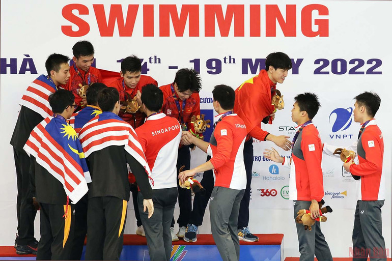 Vận động viên Malaysia và Singapore chúc mừng các vận động viên tuyển bơi Việt Nam giành Huy chương Vàng và phá kỷ lục SEA Games tại nội dung 4x200m tự do nam. Ngày hội để tất cả cùng tỏa sáng -0