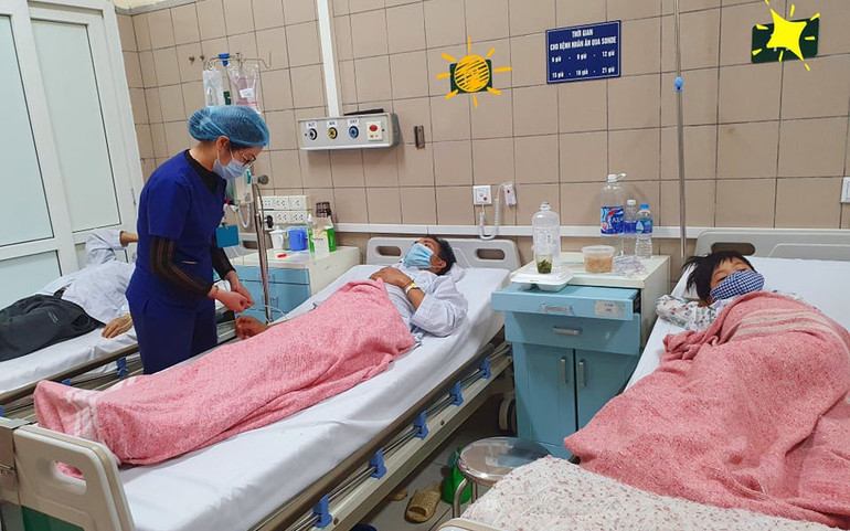 Hai bố con anh Tẩn Văn Líu tỉnh táo. Cả gia đình nhập viện vì ngộ độc nấm -0