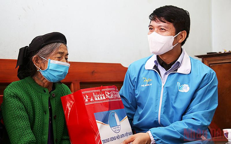 Ngăn chặn sớm những biểu hiện suy thoái trong đoàn viên và đảng viên trẻ -0