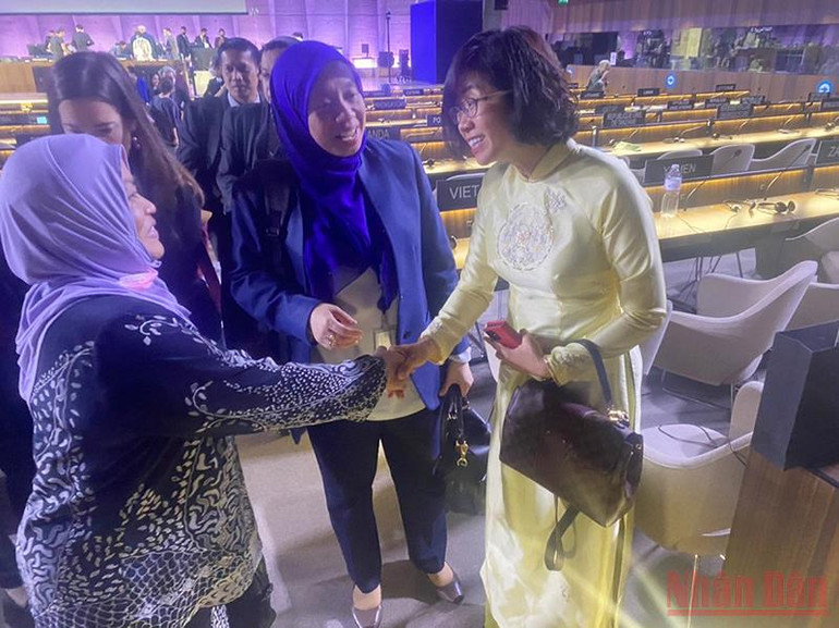 Đại biểu các nước chúc mừng Đại sứ Lê Thị Hồng Vân sau khi Việt Nam trúng cử thành viên Ủy ban liên Chính phủ Công ước UNESCO về Bảo vệ Di sản văn hóa phi vật thể. Việt Nam được đánh giá cao về bảo vệ di sản văn hóa phi vật thể -0