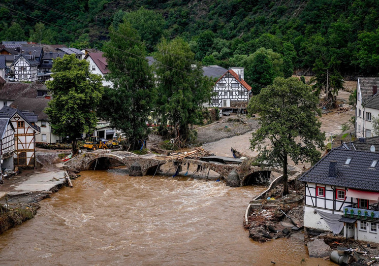 Một ngôi làng tại Schuld tan hoang do mưa lũ. (Ảnh: AP) flood -0