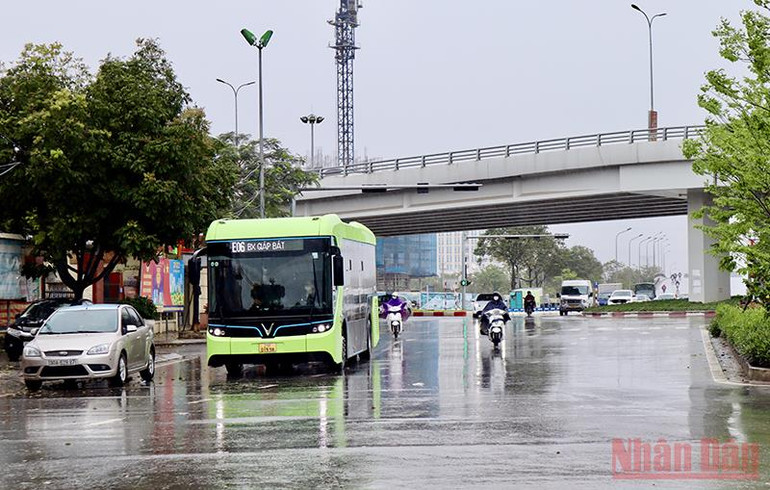 Tuyến buýt điện E06 của VinBus qua Bến xe Giáp Bát. VinBus đưa thêm tuyến buýt điện E06 phục vụ người dân Thủ đô -0