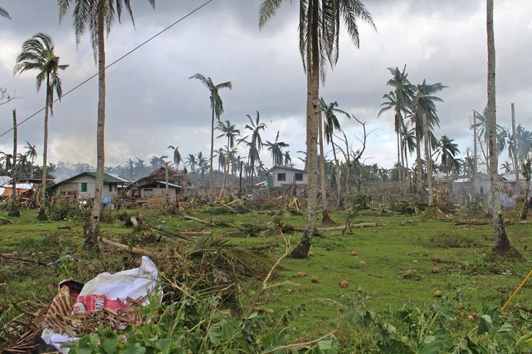 Nhà cửa và cây cối bị hư hại do siêu bão Rai ở tỉnh Surigao del Norte, Philippines, ngày 18/12/2021. (Ảnh: Cảnh sát biển Philippines) Núi lửa Semeru tiếp tục phun trào, Indonesia phát cảnh báo khẩn -0