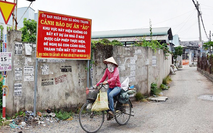 Khu đất tại huyện Hóc Môn (TP Hồ Chí Minh) được chính quyền cắm biển cảnh báo người dân để tránh bị lừa đảo. Ảnh: TUẤN VŨ Ngăn chặn tình trạng lừa đảo bất động sản -0