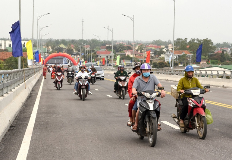 Thông xe cầu Cửa Hội bắc qua sông Lam -0