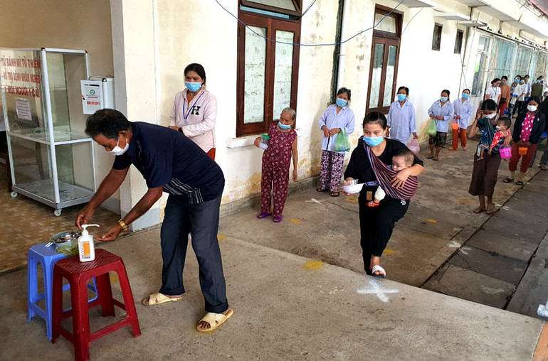 Người nhà và người bệnh xếp hàng nhận cơm từ thiện, tuân thủ nghiêm nguyên tắc 5K. Đồng hành cùng bệnh nhân nghèo ở Kon Tum -0