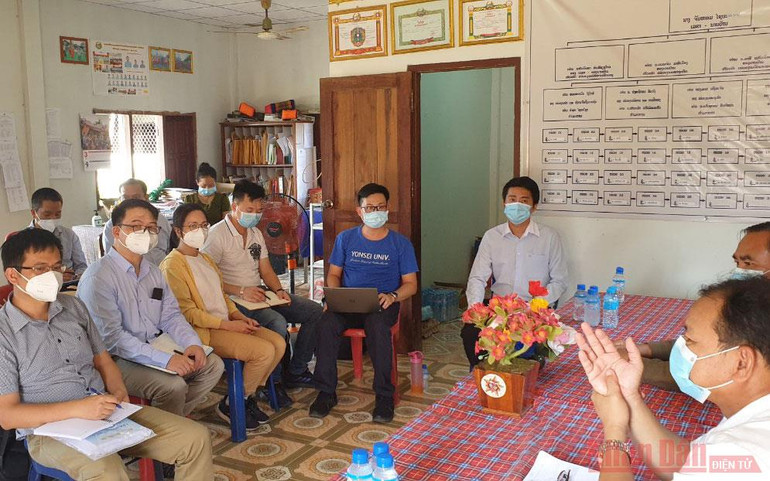 Đoàn khẩn trương làm việc với các cơ quan chức năng tỉnh Savannakhet. Đoàn chuyên gia y tế Việt Nam hỗ trợ Lào dập dịch Covid-19 -0