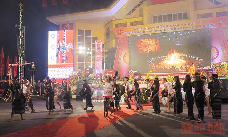 Khai mạc Liên hoan Diễn xướng dân gian văn hóa các dân tộc khu vực Trường Sơn-Tây Nguyên lần thứ III năm 2022 -0