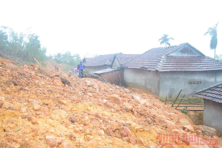Ứng phó mưa lớn, Quảng Ngãi di dời 2.381 hộ dân vùng sạt lở -0