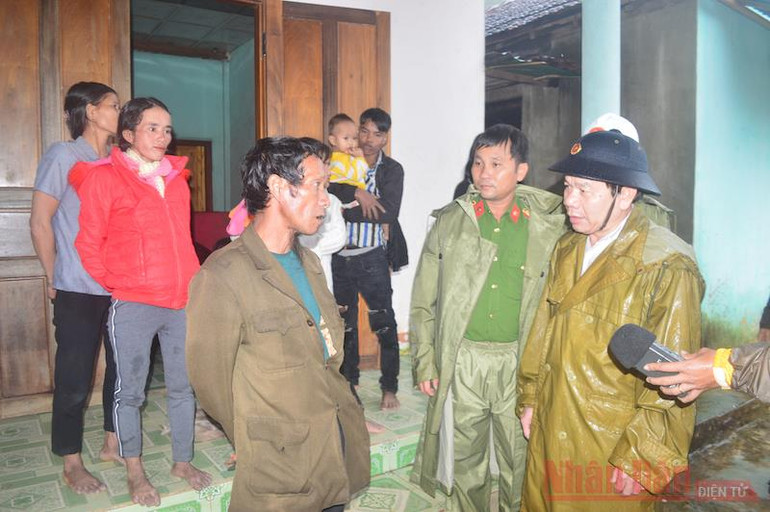 Ứng phó mưa lớn, Quảng Ngãi di dời 2.381 hộ dân vùng sạt lở -0