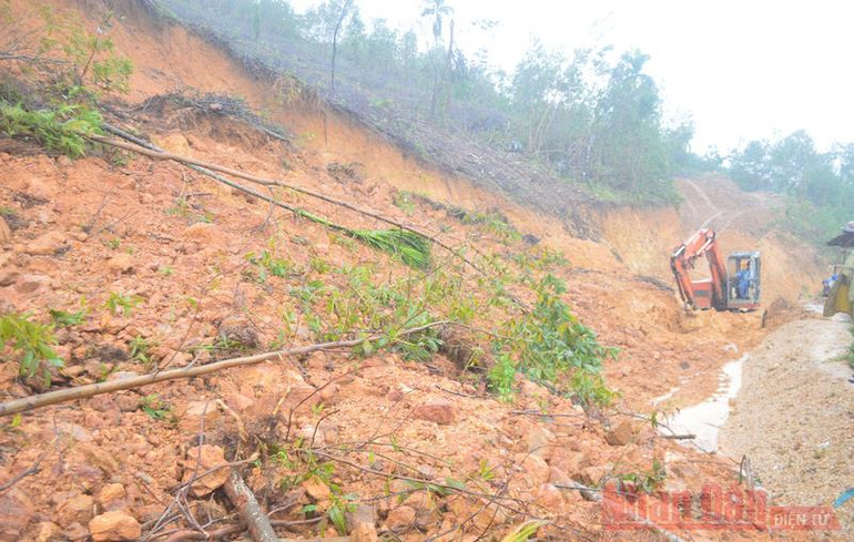 Ứng phó mưa lớn, Quảng Ngãi di dời 2.381 hộ dân vùng sạt lở -0