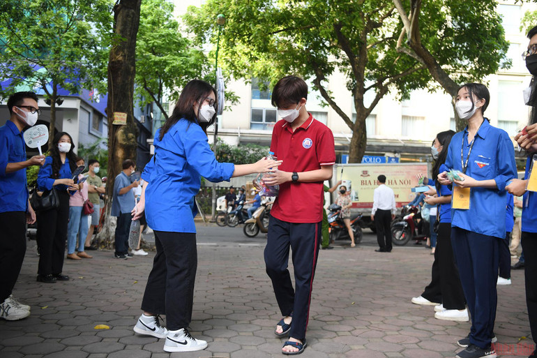 Học sinh Hà Nội bước vào môn thi đầu tiên kỳ tuyển sinh lớp 10 THPT -0