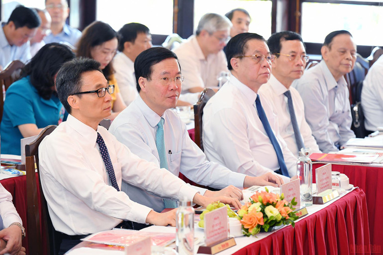 Đồng chí Võ Văn Thưởng, Ủy viên Bộ Chính trị, Thường trực Ban Bí thư; đồng chí Nguyễn Trọng Nghĩa, Bí thư Trung ương Đảng, Trưởng Ban Tuyên giáo Trung ương và đồng chí Vũ Đức Đam, Ủy viên Trung ương Đảng, Phó Thủ tướng Chính phủ tham dự buổi lễ. (Ảnh: THÀNH ĐẠT) Phát động phong trào thi đua “Xây dựng môi trường văn hóa trong các cơ quan báo chí” -0