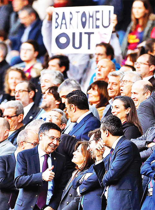Các cổ động viên Barca giơ biểu ngữ đòi chủ tịch Bartomeu từ chức. Ảnh: EPA 2_1-1606635323087.jpg