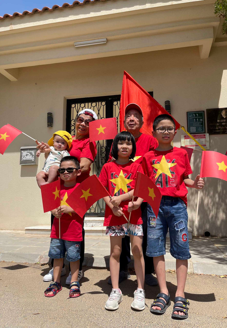 Cổ động viên Việt Nam tại Saudi Arabia vào sân 