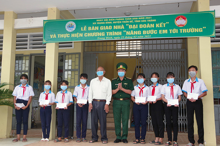 Lãnh đạo BĐBP tỉnh và Hội Khuyến học tỉnh Sóc Trăng trao tặng học bổng cho các em học sinh nghèo có hoàn cảnh đặc biệt khó khăn trên địa bàn xã Trung Bình, huyện Trần Đề. Nhiều hoạt động thiết thực kỷ niệm “Ngày hội Biên phòng toàn dân” tại Sóc Trăng -0