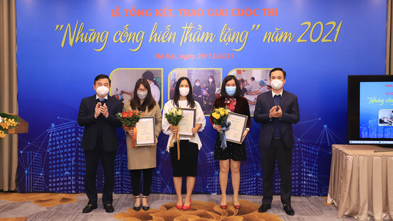 Ban Tổ chức trao giải Nhì cho các tác giả. Ảnh: Ngọc Tú 19 tác phẩm đoạt giải cuộc thi “Những cống hiến thầm lặng” năm 2021 -0