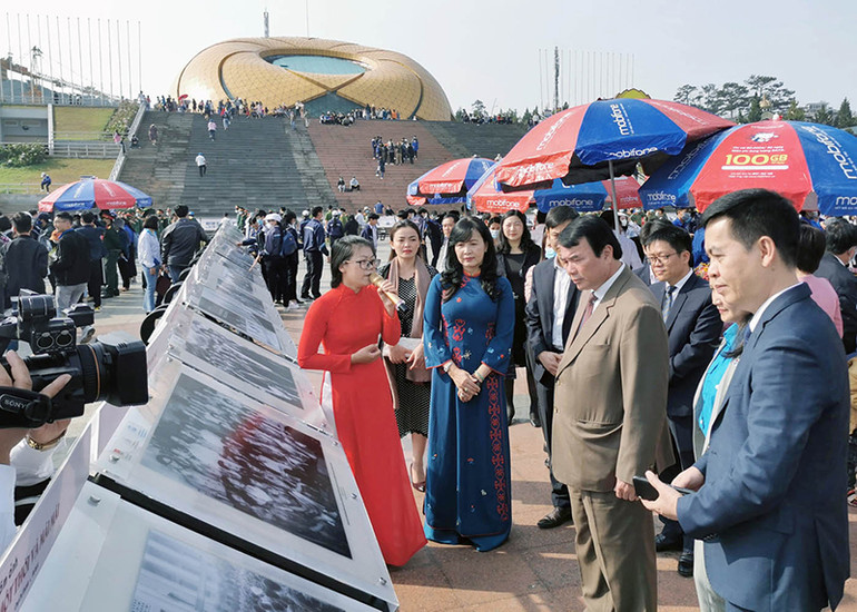 Những khoảnh khắc hào hùng của tuổi trẻ Việt Nam thời binh lửa -0