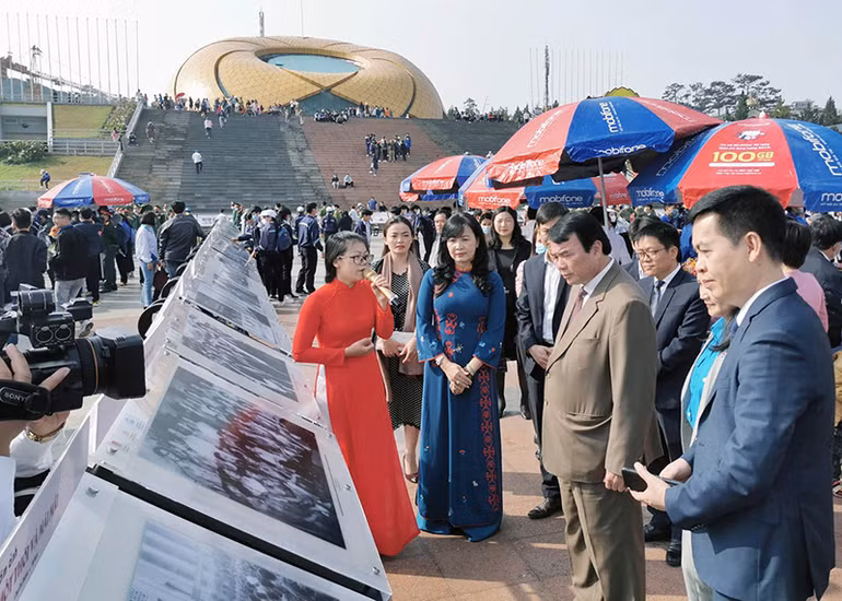 Những khoảnh khắc hào hùng của tuổi trẻ Việt Nam thời binh lửa -0