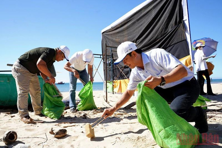 Dọn dẹp vệ sinh, làm sạch bãi biển xã Tiến Thành, thành phố Phan Thiết. Bình Thuận phát động trồng cây xanh hưởng ứng Ngày Môi trường thế giới -0