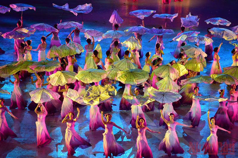 Màn nghệ thuật Hồn Sen Việt. (Ảnh: TRẦN HẢI) Lễ khai mạc SEA Games 31: Vì một Đông Nam Á mạnh mẽ hơn! -0