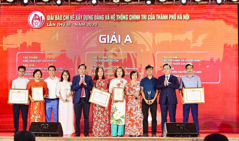 Đồng chí Vương Đình Huệ, Ủy viên Bộ Chính trị, Bí thư Thành ủy và đồng chí Thuận Hữu, Tổng Biên tập Báo Nhân Dân, Phó Trưởng Ban Tuyên giáo T.Ư, Chủ tịch Hội Nhà báo Việt Nam trao giải cho các nhóm tác giả đoạt giải A Giải báo chí về Xây dựng Đảng và hệ thống chính trị của thành phố Hà Nội lần thứ ba – năm 2020. 29_2_gi_i_2-1601378716982.jpg
