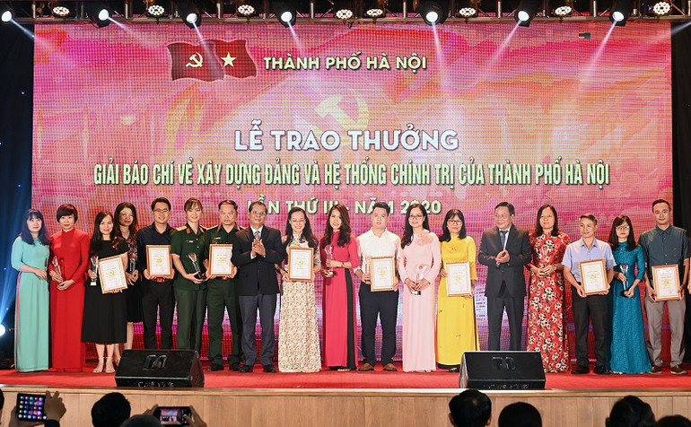 Ban Tổ chức trao giải cho các tác giả, nhóm tác giả đoạt giải C. 29_9_gi_i_6-1601378876399.jpg
