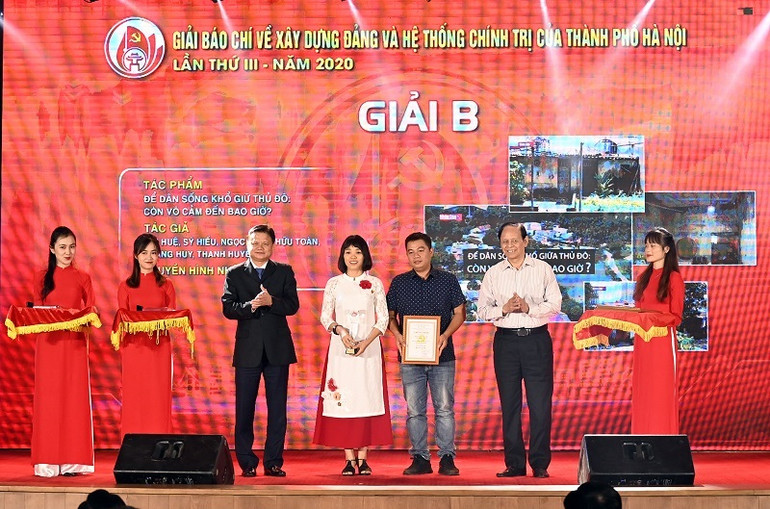 Nhóm tác giả Truyền hình Nhân Dân nhận giải B giải báo chí về Xây dựng Đảng. 29_9_gi_i_5-1601378864951.jpg