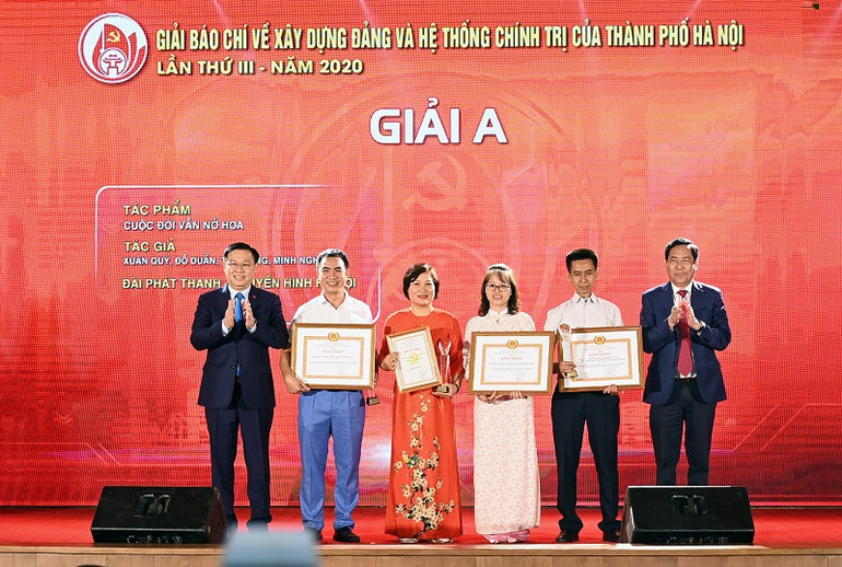 Đồng chí Vương Đình Huệ và đồng chí Thuận Hữu trao giải A Giải báo chí về Xây dựng Đảng và hệ thống chính trị của thành phố Hà Nội lần thứ ba –năm 2020 cho Tổ Phóng viên thường trú Hà Nội, Báo Nhân Dân. 29_9_gi_i_4-1601378830672.jpg