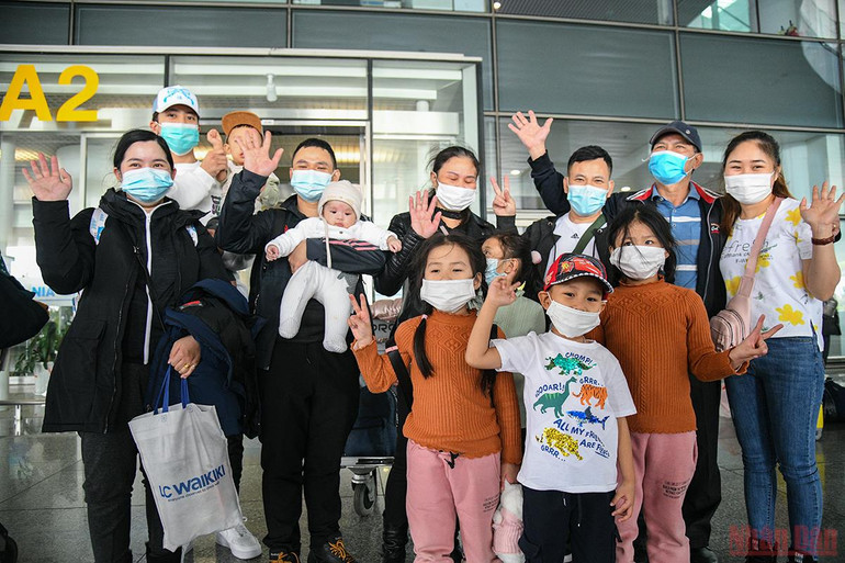 Những công dân Việt Nam tại Ukraine đầu tiên về nước an toàn -0