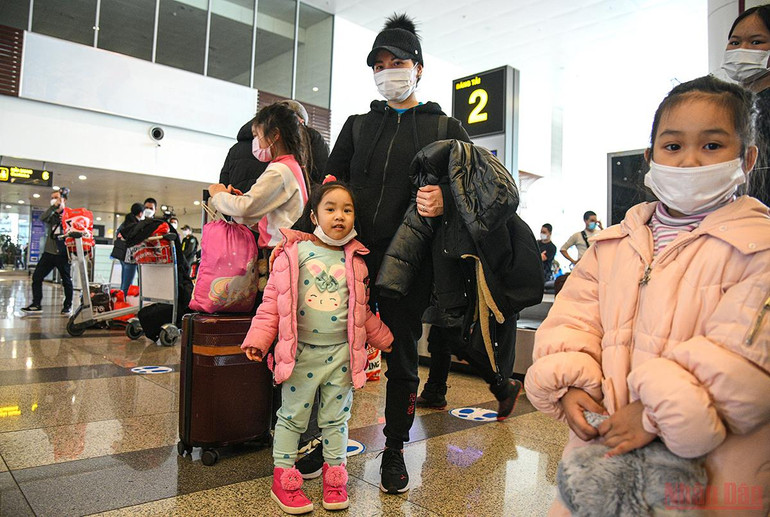 Đón công dân Việt từ Ukraine: Bồi hồi xúc động ngày về nhà -0