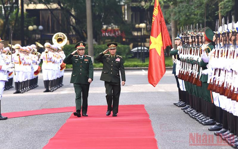 Thượng tướng Nguyễn Tân Cương chủ trì Lễ đón Đoàn đại biểu Quân sự cấp cao Quân đội nhân Lào do Trung tướng Khamliang Outhakaysone làm Trưởng đoàn. Tổng Tham mưu trưởng Quân đội nhân dân Lào chào xã giao Bộ trưởng Quốc phòng Việt Nam -0