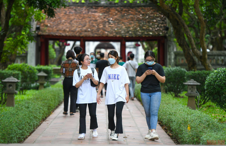 Sĩ tử đến Văn Miếu dâng lễ, cầu may trước kỳ thi tốt nghiệp THPT -0