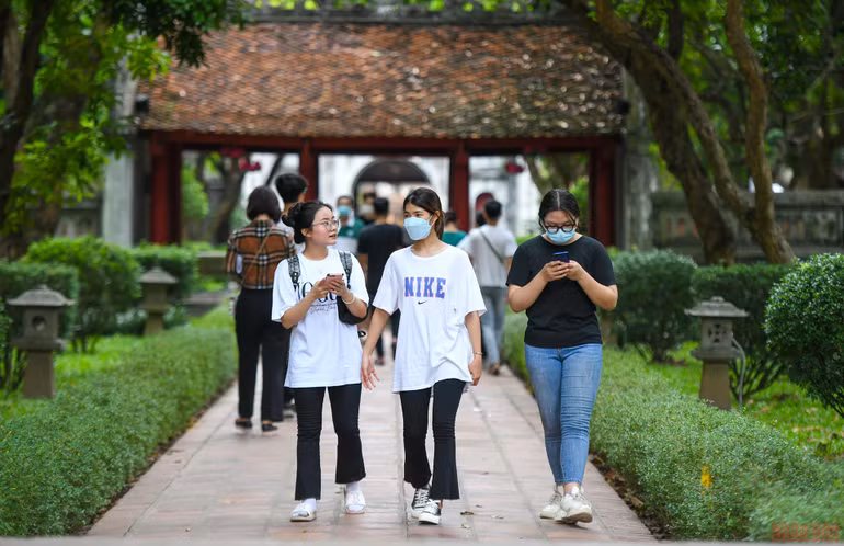 Sĩ tử đến Văn Miếu dâng lễ, cầu may trước kỳ thi tốt nghiệp THPT -0