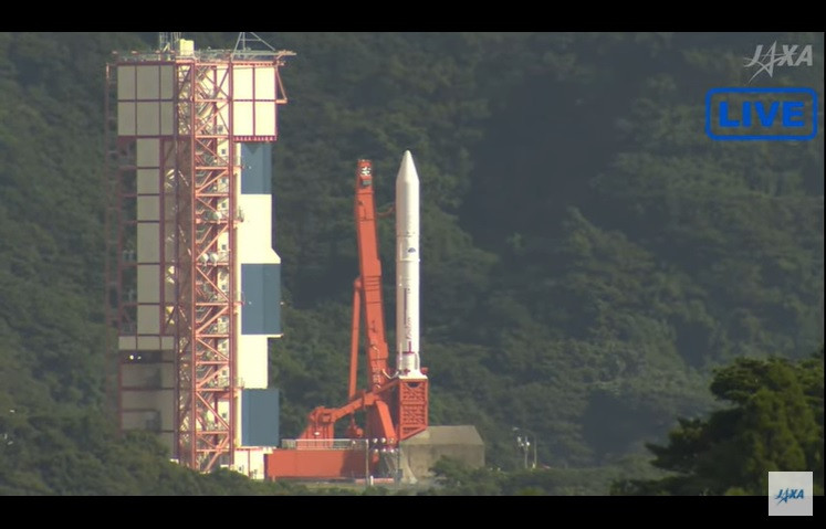 Tên lửa Epsilon-5 của Cơ quan Hàng không Vũ trụ Nhật Bản (JAXA) đã sẵn sàng trên bệ phóng. Phóng vệ tinh NanoDragon