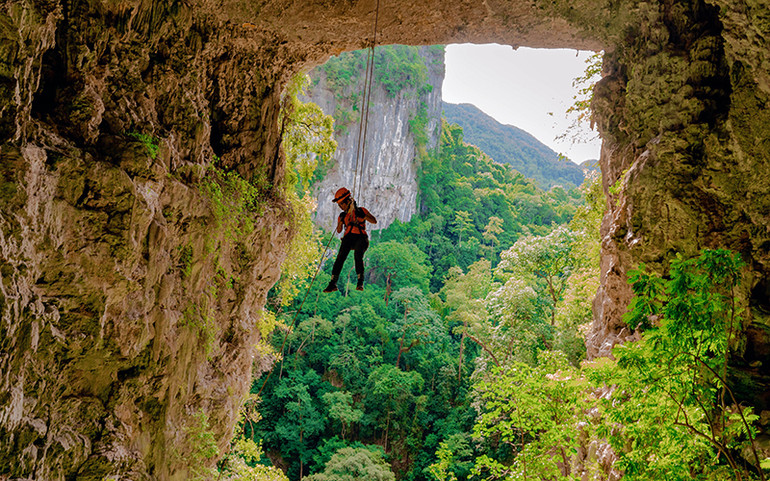 Ðu dây tham quan hố sụt Kong ở Vườn quốc gia Phong Nha-Kẻ Bàng. (Ảnh JUNGLE BOSS) Du lịch mạo hiểm ở Phong Nha-Kẻ Bàng -0