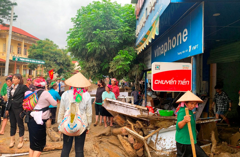 Lũ ống trong đêm làm hai người chết ở Lào Cai -0