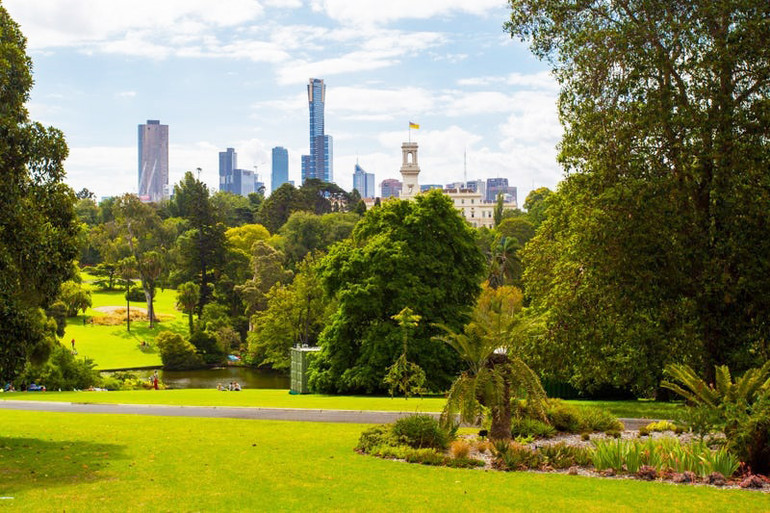Khu vườn thực vật hoàng gia Victoria nằm ở ngoại ô Cranbourne, Australia nổi tiếng với màu đất đỏ. Khu vườn là “nhà” của 170 nghìn loài cây bản địa Australia. Khu vực rừng đệm và vùng ngập nước chung quanh có tới 20 loài động vật có vú bản địa và 11 loài lưỡng cư sinh sống. Những khu vườn ấn tượng trên thế giới -0